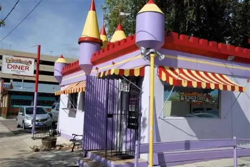 Симпатичная закусочная King's Chef Diner в оригинальном месте в Маниту-Спрингс.