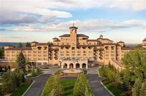 Отель Broadmoor в итальянском стиле в Колорадо. Впечатляющее здание.