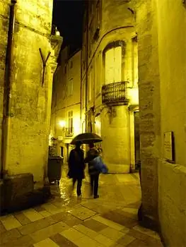 Монпелье, где находится множество замечательных музеев современного искусства, ночью. фотографии Кент Сент-Джон.