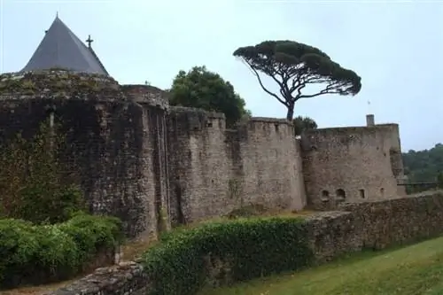 Замок Клиссон, деревня, полностью воссозданная под Тоскану французским архитектором Фредериком Лемо.