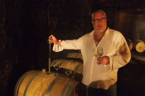 Фред Бурийон, винодел в третьем поколении, в большой пещере в Domaine Bouillion-Dorleans, где производится вино Vouvray.