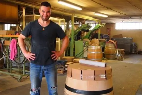 Для выдержки всего этого вина требуется много дубовых бочек. Вот рабочий в Tonnelerie Gauthier Freres в Менету-Салон.