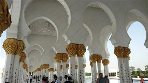 Внешний зал Большой мечети шейха Зайда в Абу-Даби