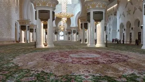 Самый большой в мире персидский ковер ручной работы в Большой мечети шейха Зайда в Абу-Даби.