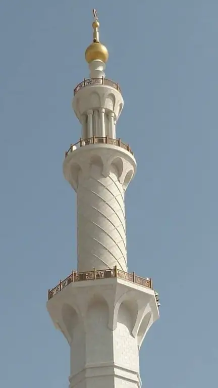 Минарет Большой мечети шейха Зайда в Абу-Даби.