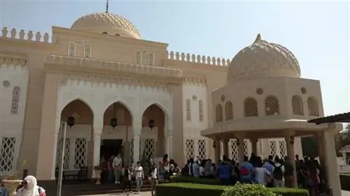 Посетители моются и смотрят перед посещением мечети Джумейра в Дубае.