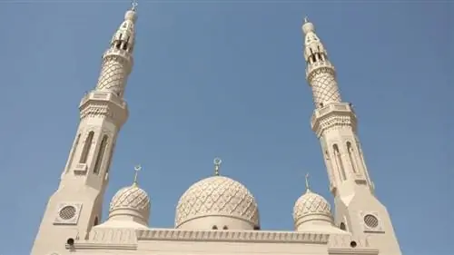 Минареты и купола мечети Джумейра в Дубае.