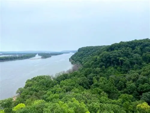 Виды на Миссисипи с Effigy Mounds at Hanging Rock Overlook в Айове.