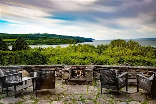 Вид на реку Святого Лаврентия с крыльца Auberge des Falaises, еще одной остановки на The Flavor Trail, где можно насладиться великолепной едой и прекрасными номерами.
