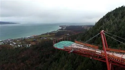 Geoparc de Perce предлагает великолепный вид на скалу с подвесной стеклянной платформы.