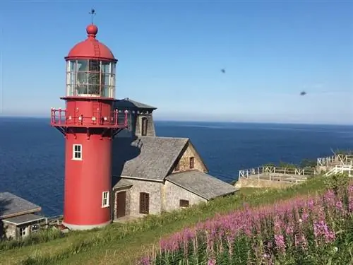 Маяк Пуэнт-а-ла-Реномми - известное место для фотографирования. На самом деле маяк был перенесен в Квебек и обратно примерно за 700 км!