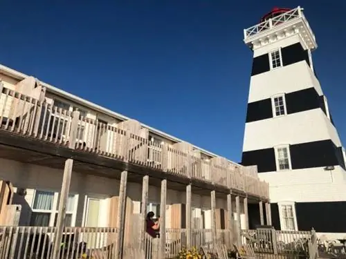 В отеле West Point Lighthouse Inn есть номера прямо на воде, примыкающие к действующему маяку в О'Лири, штат Пенсильвания.