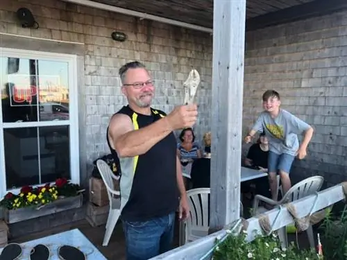 Эрик Вагнер держит PEI Hammer в прибрежном ресторане своей дочери Кортни The Catch в Вест-Пойнте, PEI.