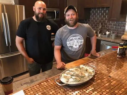 Дэмиен Энман и Джефф Нойес из Valley Pearl Oyster в PEI Tyne Valley. Они открывают новый зал для дегустации устриц над перерабатывающим предприятием с местным пивом и очищенными устрицами.