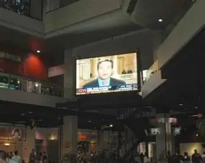 Центральный двор CNN Centers - место, где можно поесть за покупками и посмотреть новости дня.