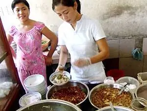 Хюэ Еда! Повара в Хюэ подавали обеды из 52 блюд королям династии Нгуен, у которых здесь была столица до 1945 года. Фото Роберта Рида