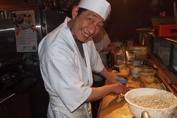 Шеф-повар суши-бара Kaide Sushi в Ванкувере.
