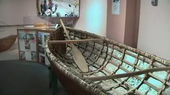 Каноэ из бересты в музее Sepwepemc. Фото любезно предоставлено Туризм Камлупс - Индийский оркестр Ткэмлупс.