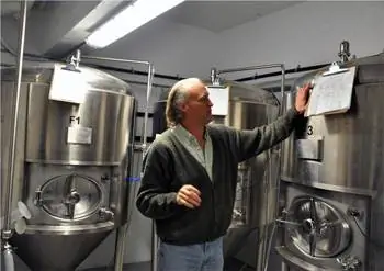 Мастер-пивовар Дэвид Бердселл в своей лаборатории на пивоварне Noble Pig Brewhouse. Фото Робина Шроффеля.