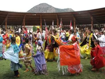 Традиционные костюмы на Kamloopa Pow Wow. Фото любезно предоставлено Туризм Камлупс - Индийский оркестр Ткэмлупс.