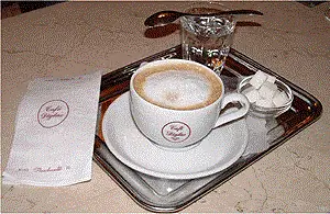 Капучино готов к употреблению в Cafe Diglas в Вене. фото: Антония Мальчик