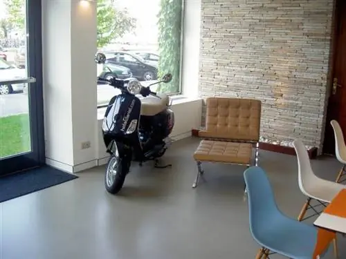 Vespa для гостей отеля Daniel в Граце, Австрия.