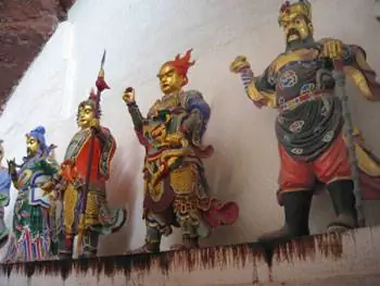 Фигуры внутри даосского храма