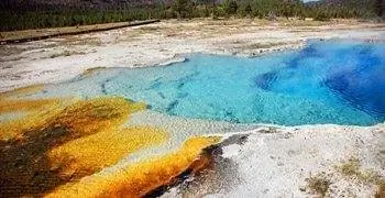 Сапфировый источник в Йеллоустоне.