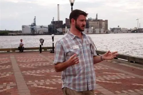 AJ Jensema из Charm City Food Tours хвастается едой своего города в Fells Point.