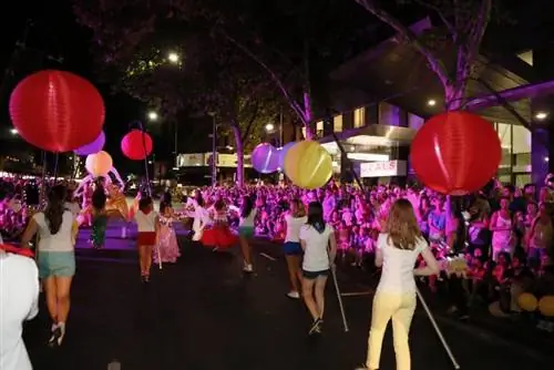 Adelaide Fringe - крупнейший в Австралии фестиваль искусств с открытым доступом, всемирно известный как один из лучших.