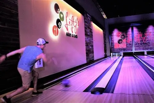 Дождь или солнце на пляжном отдыхе, Lefty's Lanes, Restaurant и Arcade в Льюисе, штат Делавэр, поддерживали развлечения.