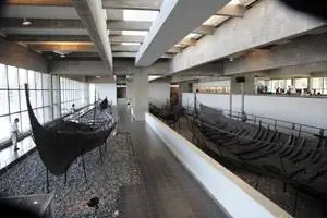 Внутри музея викингов в Роскилле, Дания. фото Пола Шоула