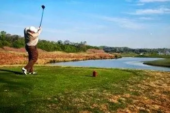 Приятная долгая поездка в поле для гольфа Sevierville Golf с двумя полями на 18 лунок.