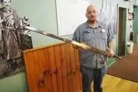 Майкл Заваски в Национальном музее ножей в Севьервилле.