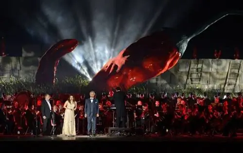 Андреа Бочелли выступает в Teatro del Silenzio (Театр тишины)