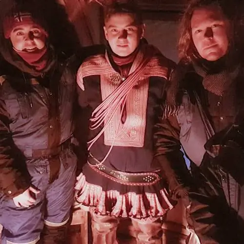 Разминка с уроженцем Дмитрием в лавву, саамском жилище, похожем на типи коренных американцев.