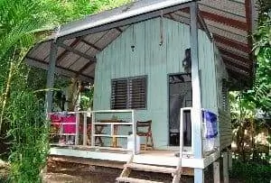 Дешевое проживание в Тонсай: Banyan Tree Bungalows.