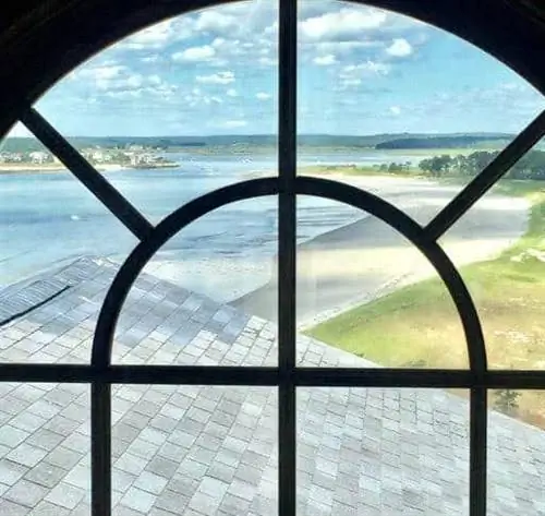 Вид на залив Сако с улицы Вдов в отеле Black Point Inn, Скарборо, Мэн.