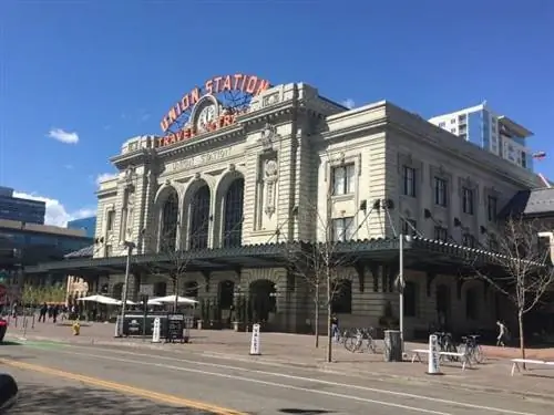 Union Station - это гостиная Денвера, место, где люди встречаются, пьют пиво и садятся на поезда. Фотографии Макса Хартшорна.