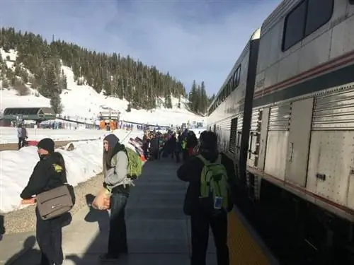 Лыжный поезд находится в ведении компании Amtrak и доставляет лыжников от станции Юнион за 90 минут до горнолыжного курорта Уинтер-Парк, высаживая их со склона.
