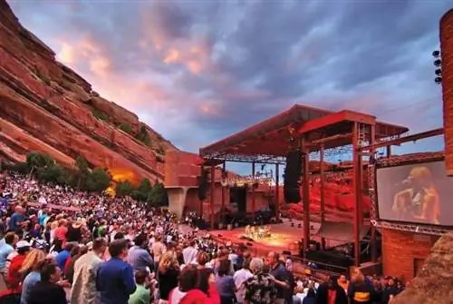 Амфитеатр Red Rocks в соседнем Моррисоне, штат Колорадо, является впечатляющим музыкальным центром, известным среди артистов всех типов, которые любят там играть.