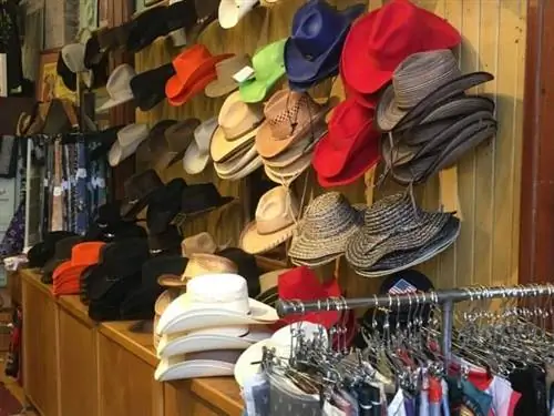 В Rockmount Ranch Wear вы можете найти идеальную рубашку в стиле вестерн, ботинки и ковбойскую шляпу, любимую рок-звездами с момента ее основания в 1946 году.