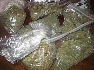 High Times: Сумки, полные Blue Dream, идеального гибрида, который сочетает в себе как церебральный хай Sativa, так и Indica - эйфорию тяжелого тела.