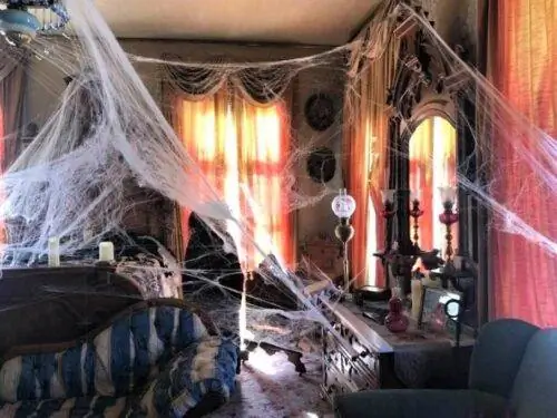 Гостиная Marsten House украшена к Хэллоуину Гостиная Marsten House украшена к Хэллоуину