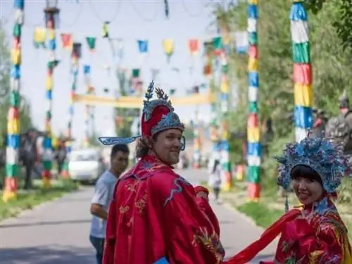 Люк и Долли несут красную ленту к лошади/повозке. Фото Джеймса Поупа. Люк и Долли несут красную ленту к лошади/повозке. Фото Джеймса Поупа.