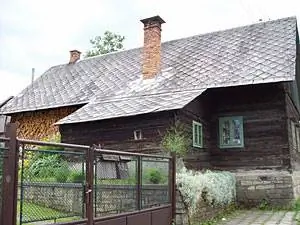 Традиционный валашский дом с деревянным стеллажом в виде головоломки