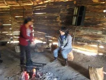 Внутри хижины мапуче туристы смешиваются с местными жителями.