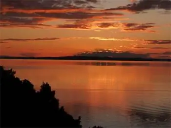 Закат на озере Вильяррика в Чили. На фото Шелли Сил.