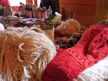 Поделки мапуче из шерсти.