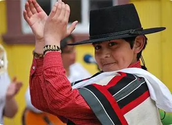 Маленький мальчик гордится тем, что танцует Куэка.